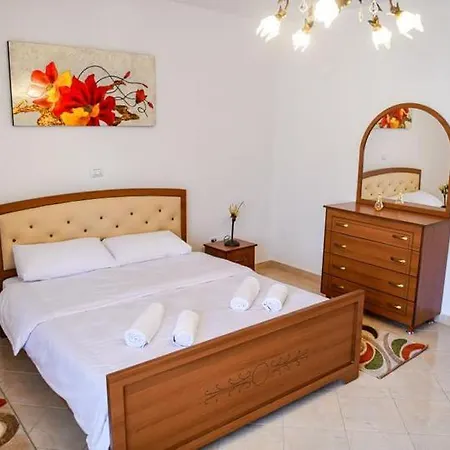 Lori House شقة